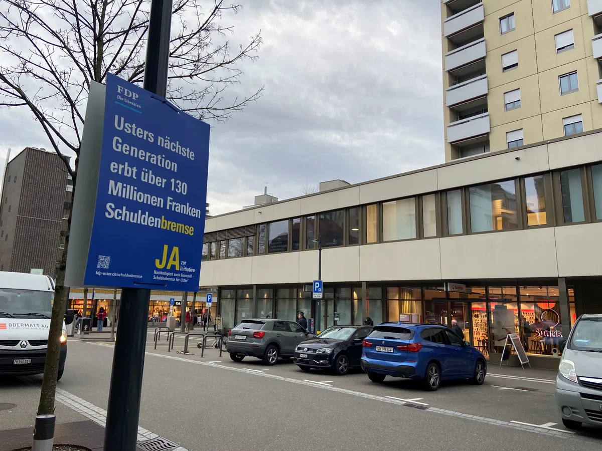Plakat in Uster wirbt für die Schuldenbremse.